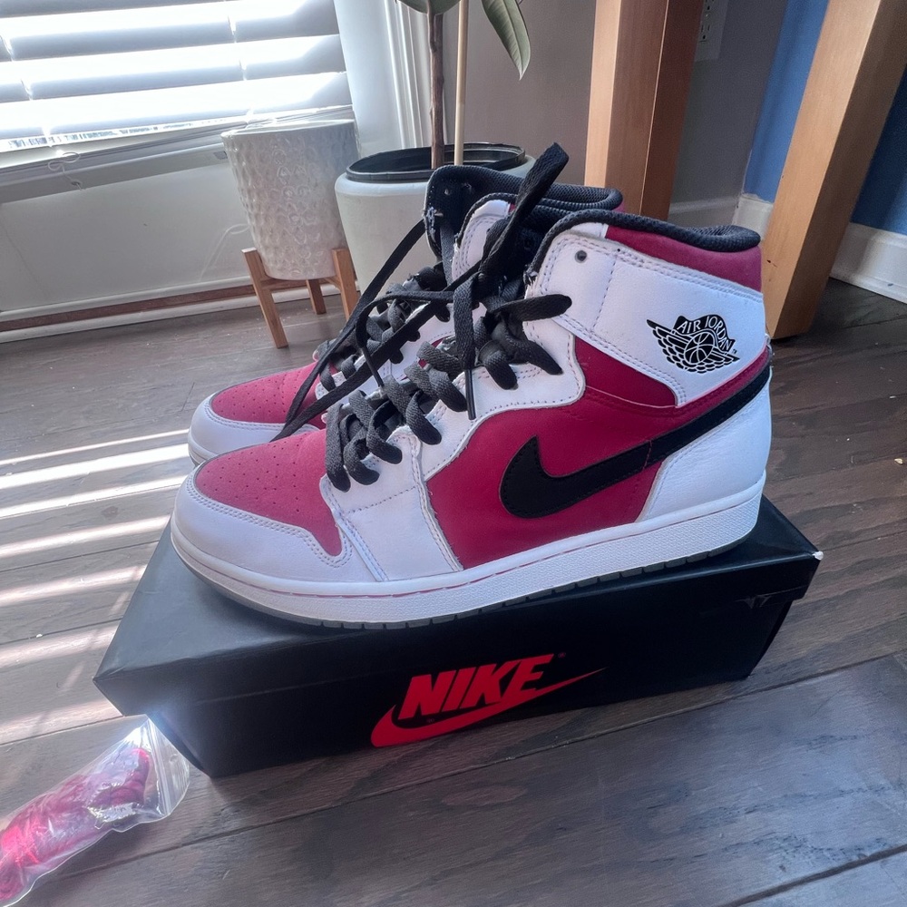 Nike Air Jordan 1 Carmine